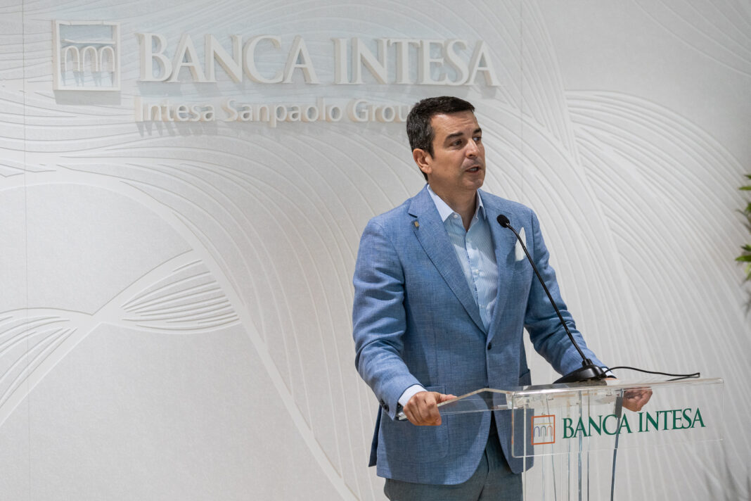 banca-intesa-prva-na-trzistu-uvela-bespapirni-proces-i-ponudu-na-daljinu-uz-kvalifikovani-elektronski-potpis-–-nedeljnik