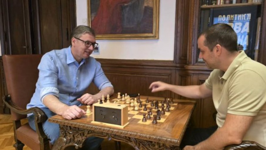 vucic-objavio-fotografiju-iz-predsednistva-kako-igra-sah:-„trenuci-relaksacije“-(foto) vucic-objavio-fotografiju-iz-predsednistva-kako-igra-sah:-„trenuci-relaksacije“-(foto)