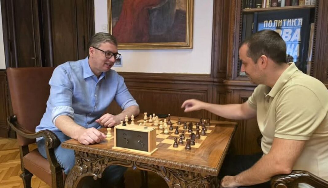 vucic-tokom-protesta-igra-sah:-„trenuci-relaksacije“-–-nedeljnik vucic-tokom-protesta-igra-sah:-„trenuci-relaksacije“-–-nedeljnik