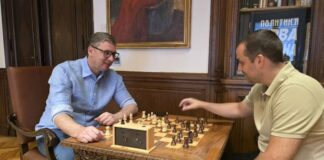 vucic-tokom-protesta-igra-sah:-„trenuci-relaksacije“-–-nedeljnik