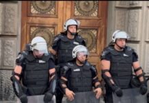kordon-policije-u-opremi-za-razbijanje-demonstracija-postavljen-ispred-vlade-–-nedeljnik