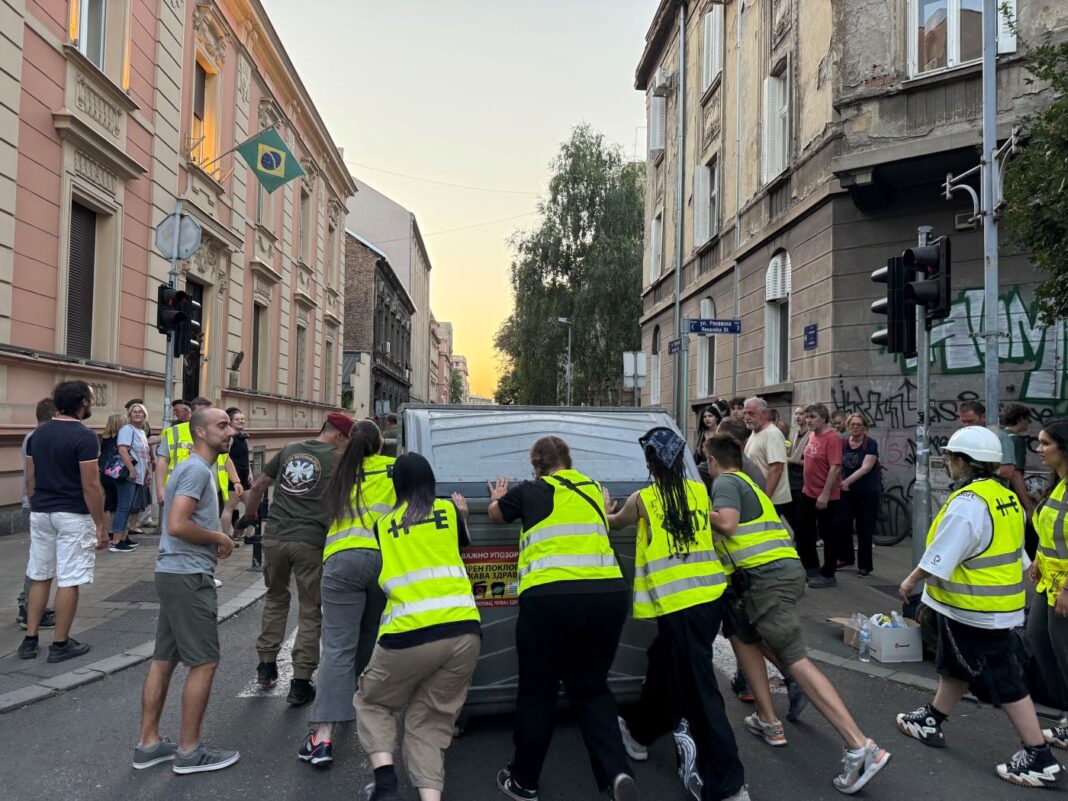 studenti-kontejnerima-blokirali-prilaze-krunskoj-–-nedeljnik