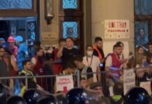 pravni-fakultet-kao-teroristicka-celija:-blokaderi-udarili-na-policiju,-pa-pobegli-u-zgradu
