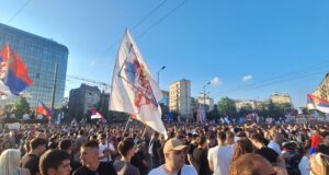 „aktuelna-vlast-je-nelegitimna“:-da-li-je-ovo-najvaznija-poruka-vidovdanskog-protesta?-–-nedeljnik