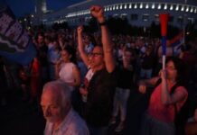 u-novom-sadu-blokada-na-9-lokacija:-polupana-stakla-na-odboru-sns-a-–-nedeljnik