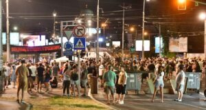 uklonjene-blokade-u-gradovima-sirom-srbije:-policija-uhapsila-16-osoba-u-beogradu-prilikom-rasterivanja-gradjana,-najavljene-nove-blokade-u-glavnom-gradu-–-nedeljnik