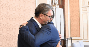 svaka-slicnost-je-(ne)namerna:-vucic-je-otisao-kod-premijera-spanije-protiv-koga-traju-masovni-protesti-protiv-korupcije-–-„blacenje-protivnika,-namestanje-tendera-i-brat-koji-trguje-uticajem“-–-nedeljnik