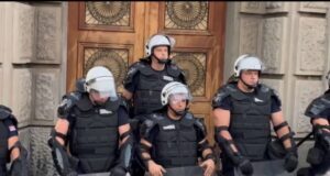 „policijo,-odstupi“:-nezavisni-sindikat-prosvetnih-radnika-srbije-trazi-da-se-prestane-sa-privodjenjem-studenata-i-djaka-–-nedeljnik