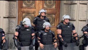 „policijo,-odstupi“:-nezavisni-sindikat-prosvetnih-radnika-srbije-trazi-da-se-prestane-sa-privodjenjem-studenata-i-djaka-–-nedeljnik