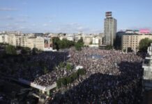 yucom:-vise-privedenih-nakon-protesta-na-slaviji-zbog-povreda-nisu-mogli-da-iznesu-odbranu-–-nedeljnik