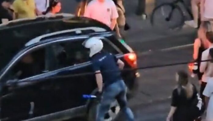 covek-vozi-p0vredjeno-dete-a-blokaderi-mu-ne-daju-da-prodje-i-jos-ga-pljuju-u-facu:-strasan-incident-u-beogradu-(video)