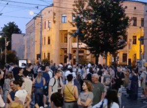 incident-kod-pravnog-fakulteta:-vozac-pokusao-da-probije-blokadu,-policija-reagovala-–-nedeljnik