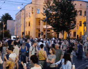 incident-kod-pravnog-fakulteta:-vozac-pokusao-da-probije-blokadu,-policija-reagovala-–-nedeljnik