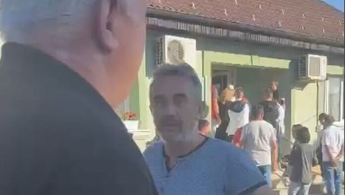 teror-blokadera-na-izborima-u-kosjericu:-kupac-glasova-nasrnuo-na-novinara-gvozdena-nikolica-(video)