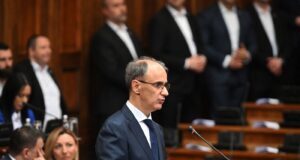 i-dalje-bez-odluke-o-kvotama-za-upis-brucosa-jer-ministri-iz-sns-nece-da-potvrde-dogovor-premijera-macuta-i-rektora-djokica:-da-li-je-ovo-znaci-pad-vlade?-–-nedeljnik