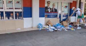 novosadjani-ostavili-smece-ispred-prostorija-sns-–-nedeljnik