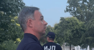 miroslav-aleksic-otisao-u-pionirski-park-da-pita-policiju-zasto-cuva-prazne-satore-i-kriminalce-–-nedeljnik