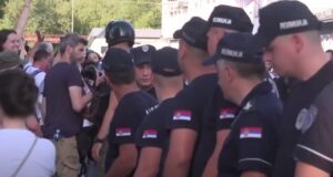 crta:-tenzije-ispred-birackog-mesta-u-kosjericu,-incidenti-izmedju-dve-grupe-okupljenih-–-nedeljnik