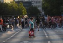 automobilom-kroz-blokadu-na-mostu-slobode:-dvoje-povredjeno,-bajkeri-krenuli-u-poteru-–-nedeljnik