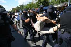 psg:-sprovesti-postupak-protiv-policajaca-koji-su-ucestvovali-u-prebijanju-ucesnika-protesta-–-nedeljnik