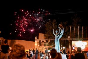 otvoren-53.-filmski-festival-sofest-u-sopotu-uz-vatromet-i-defile-fijakera-–-nedeljnik