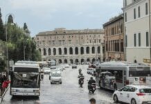 turisti-vandali-vrsljaju-po-vecnom-gradu:-spomenici-i-fontane-u-prestonici-italije-sve-cesce-na-meti-neodgovornih-i-rusilcki-nastrojenih-pos