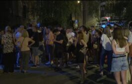 policija-uhapsila-najmanje-10-srednjoskolaca-zbog-blokada:-gradjani-ispred-ps-vracar-zahtevali-njihovo-oslobadjanje-–-nedeljnik