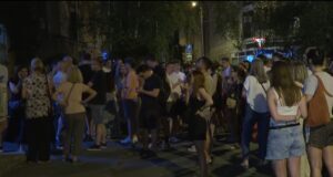policija-uhapsila-najmanje-10-srednjoskolaca-zbog-blokada:-gradjani-ispred-ps-vracar-zahtevali-njihovo-oslobadjanje-–-nedeljnik