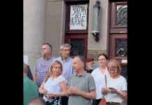 „poverenje-se-ne-stice-batinama,-vec-studentskim,-gandijevskim-pristupom“:-rektor-djokic-na-velikom-protestu-ispred-pravnog-fakulteta-–-nedeljnik