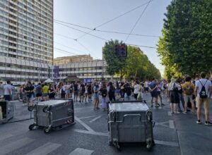 ko-govori-istinu?:-kako-se-broj-gradjana-na-blokadama,-u-interpretaciji-vlasti,-topio-kao-policajci-u-punoj-opremi-–-nedeljnik