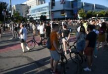 studenti-i-gradjani-na-blokadama-sirom-srbije,-policija-regulise-saobracaj-i-privodi-–-nedeljnik