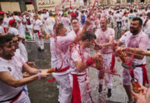 desetine-hiljada-na-‘chupinazu’:-u-spaniji-organizovana-tradicionalna-trka-sa-bikovima-–-nedeljnik