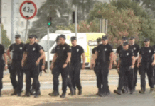 „jurnjava“-gradjana-i-policije-po-kisi-na-novom-beogradu:-dekan-fdu-sa-studentima-na-blokadama-–-nedeljnik