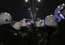 objavljen-snimak-policijskog-maltretiranja-studentkinje-ispred-pravnog-fakulteta:-dvoje-policajca-je-cupalo-za-kosu,-treci-pokusao-da-joj-otkljuca-telefon-–-nedeljnik