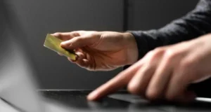 upozorenje-narodne-banke-srbije-na-lazne-sms-poruke:-nude-besplatne-nagrade,-cilj-podaci-o-karticama-–-nedeljnik