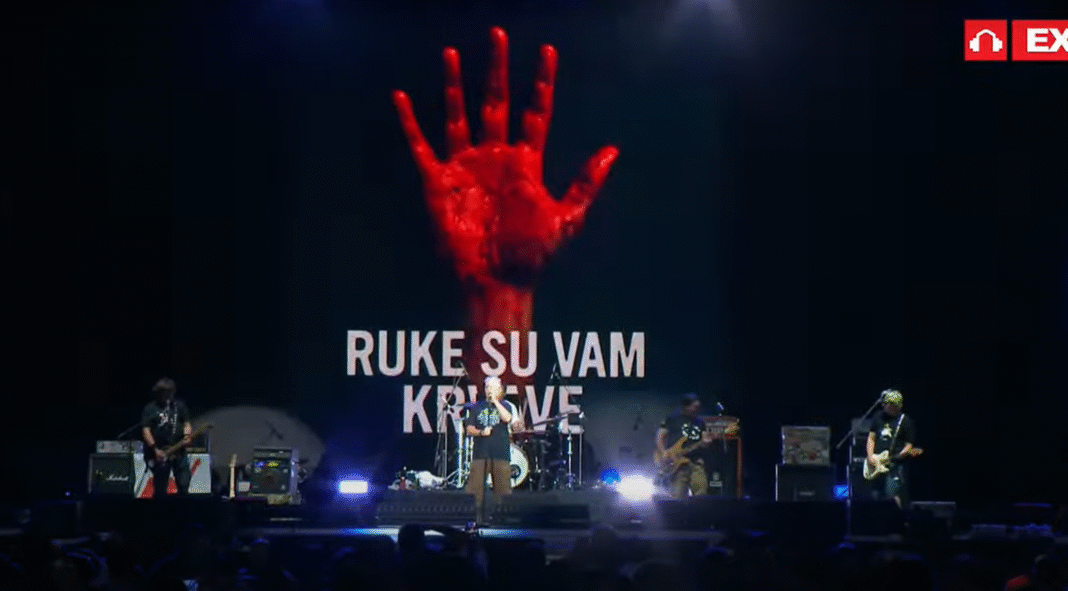 na-video-bimu-na-festivalu-exit-crvena-saka-u-znak-podrske-studentskoj-borbi-–-nedeljnik