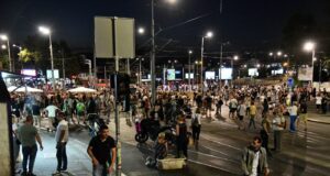 protest-na-autokomandi:-interventna-razbila-blokadu,-gradjani-najavljuju-povratak-–-nedeljnik