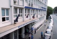 viser-u-blokadi:-studenti-izbaceni-napolje,-uprava-zakljucala-zgradu-–-hitan-poziv-na-protest-ispred-skole-–-nedeljnik