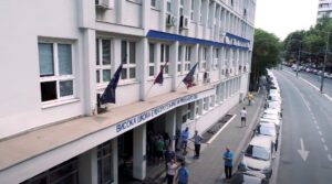 viser-u-blokadi:-studenti-izbaceni-napolje,-uprava-zakljucala-zgradu-–-hitan-poziv-na-protest-ispred-skole-–-nedeljnik
