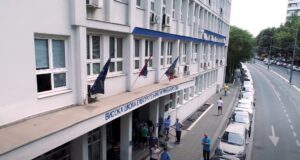 zavrsen-protest-ispred-viser:-studenti-pozvali-na-novo-okupljanje-sutra-ujutru-–-nedeljnik