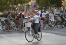 „usporeni-korzo“:-biciklisti-i-gradjani-na-protestnoj-voznji-kroz-novi-sad-–-nedeljnik