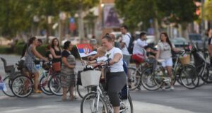 „usporeni-korzo“:-biciklisti-i-gradjani-na-protestnoj-voznji-kroz-novi-sad-–-nedeljnik