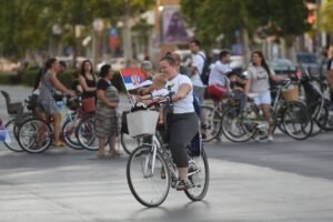 „usporeni-korzo“:-biciklisti-i-gradjani-na-protestnoj-voznji-kroz-novi-sad-–-nedeljnik