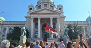 protest-ispred-skupstine-protiv-izvoza-oruzja-u-izrael:-zeleno-levi-front-uputio-apel-da-se-zaustavi-razaranje-gaze-–-nedeljnik