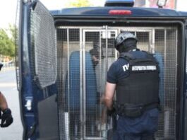 policajci-u-pancevu-priveli-novinara-nenada-zivkovica:-gradjani-stali-ispred-automobila-i-sprecili-da-ga-odvezu-u-stanicu-–-nedeljnik