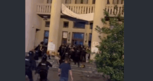 profesori-pravnog-fakulteta-u-beogradu-podneli-krivicnu-prijavu-protiv-policajaca-zbog-nasilnog-razbijanja-blokada-–-nedeljnik
