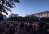 protesti-i-blokade-u-gradovima-sirom-srbije:-gradjani-u-novom-sadu-skandiraju-„ruke-su-vam-krvave“-u-ulici-gde-zivi-milos-vucevic-–-nedeljnik
