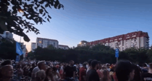 protesti-i-blokade-u-gradovima-sirom-srbije:-gradjani-u-novom-sadu-skandiraju-„ruke-su-vam-krvave“-u-ulici-gde-zivi-milos-vucevic-–-nedeljnik
