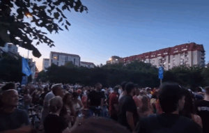 protesti-i-blokade-u-gradovima-sirom-srbije:-gradjani-u-novom-sadu-skandiraju-„ruke-su-vam-krvave“-u-ulici-gde-zivi-milos-vucevic-–-nedeljnik