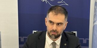 dirljiva-slika:-gradonacelnik-novog-sada-se-oglasio-nakon-sto-su-mu-zgubidani-opkolili-kucu-–-„ne-mogu-oni-toliko-da-mrze…“-(foto)